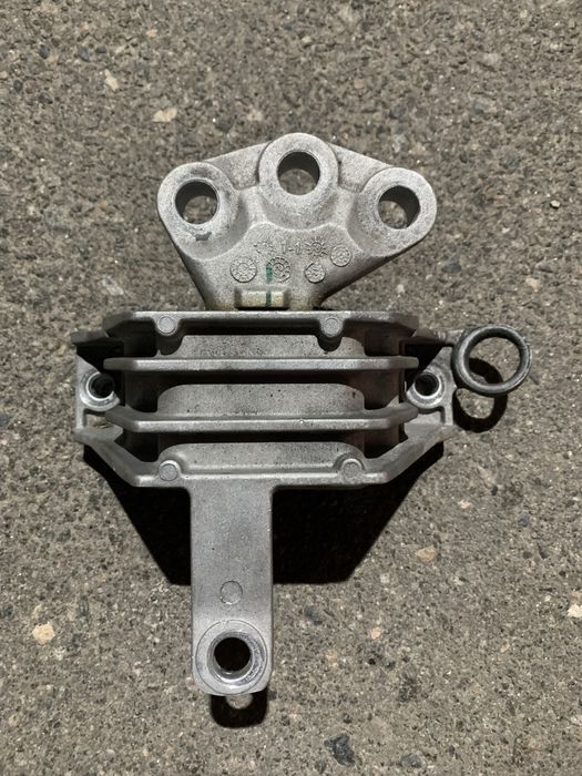 Права подушка двигуна Opel Insignia