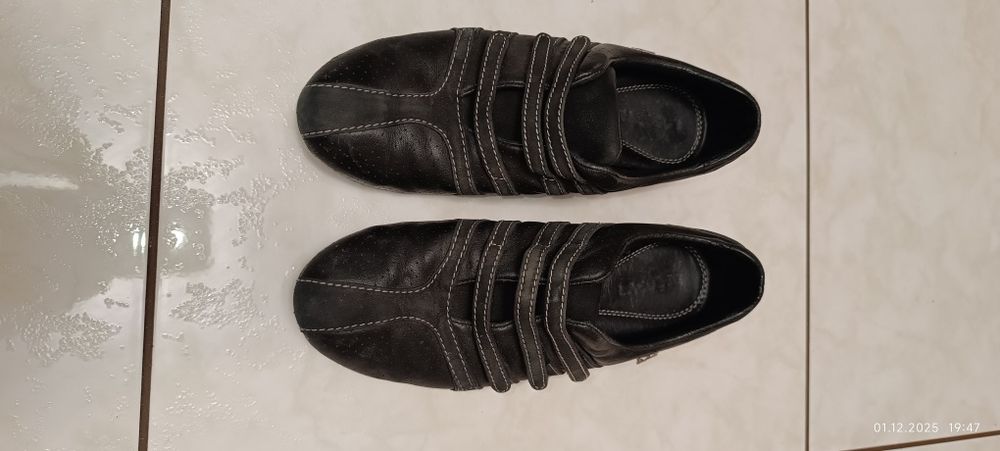 Кросівки унісекс.