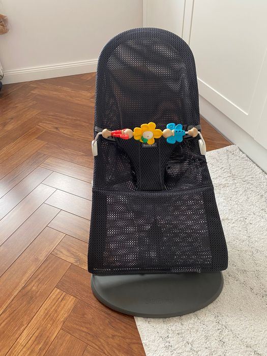Leżak BabyBjorn i zabawka