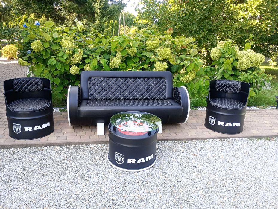 Sofa, dwa fotele, stolik.