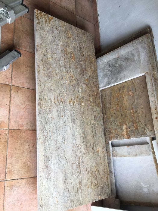 Mobiliário de cozinha usado, em Mogno, com bancada em Pedra Rústica.