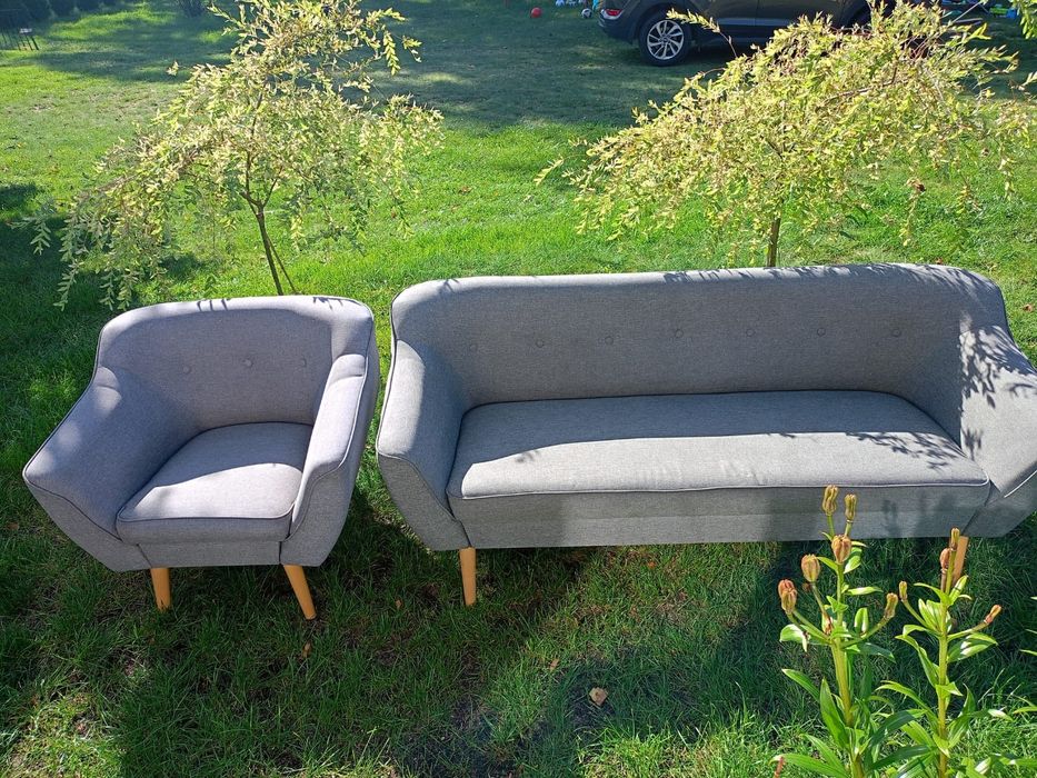 Zestaw mebli na nóżkach kanapa, fotel, stolik