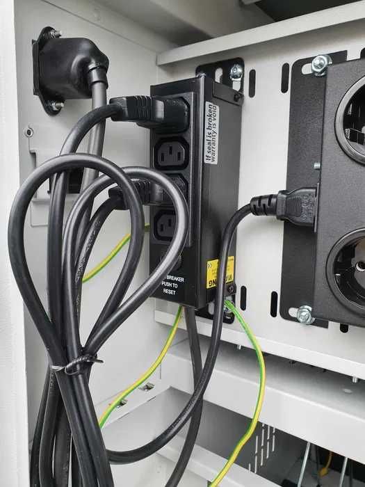 Szafa IT RACK na 28 laptopów z zasilaniem + RJ-45