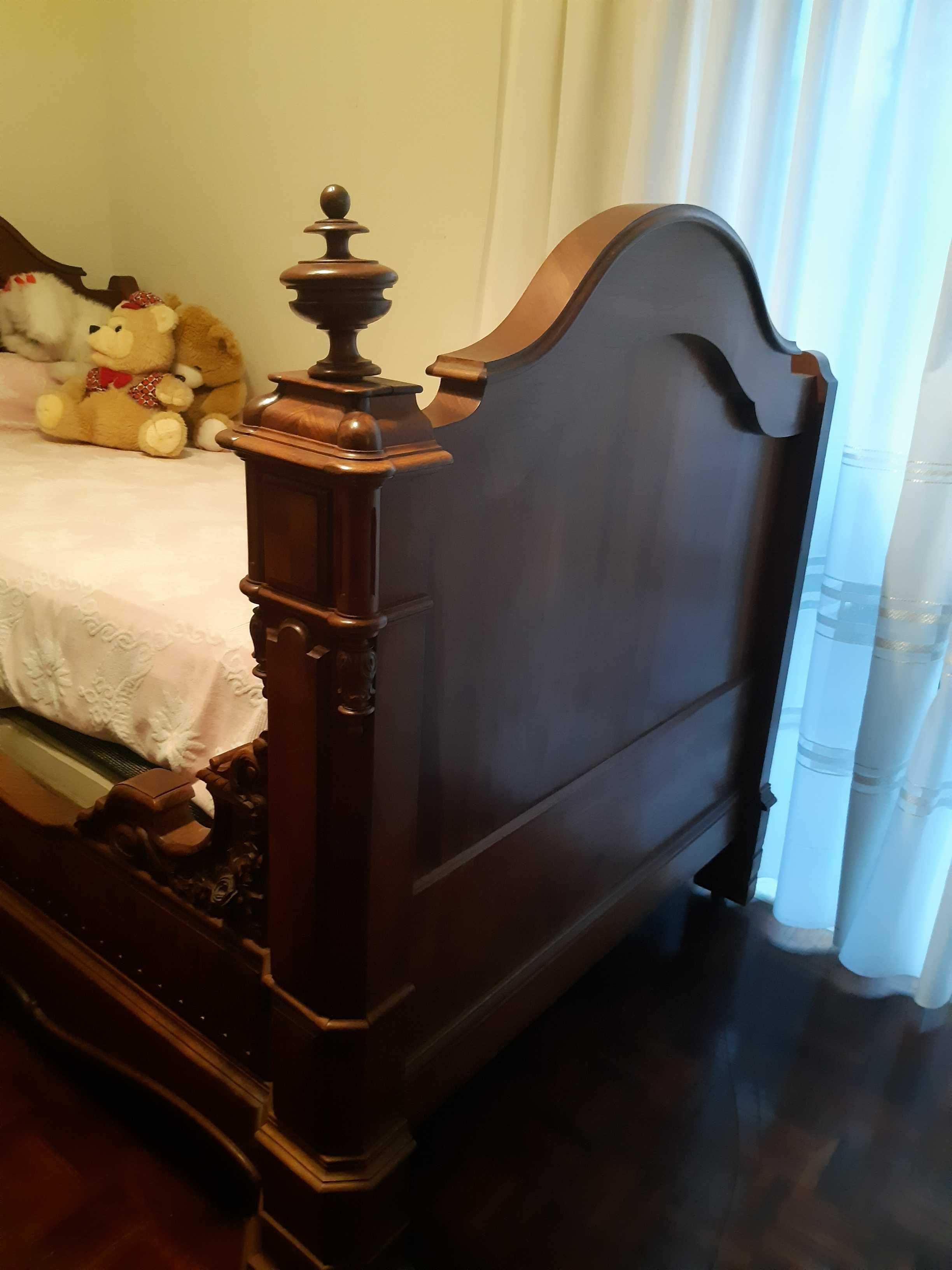 Cama Antiga de solteiro madeira maciça