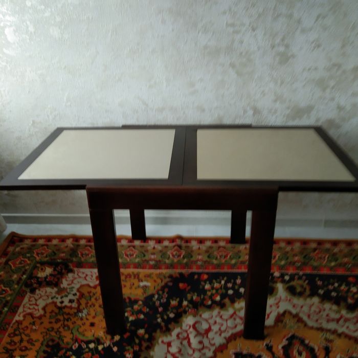 Продам стіл розкладний для їдальні.