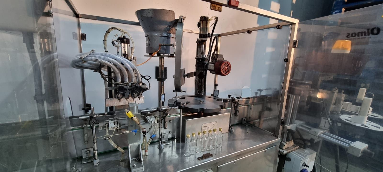 Máquina automática de engarrafamento de garrafas miniatura.