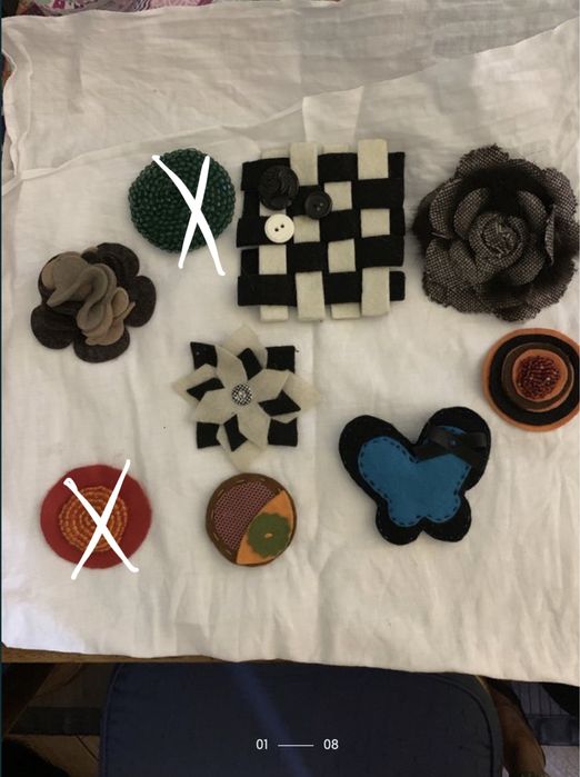 Pregadeiras em pano artesanais e pulseiras