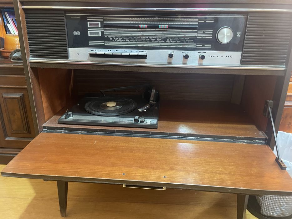 Móvel rádio e gira disco Grundig