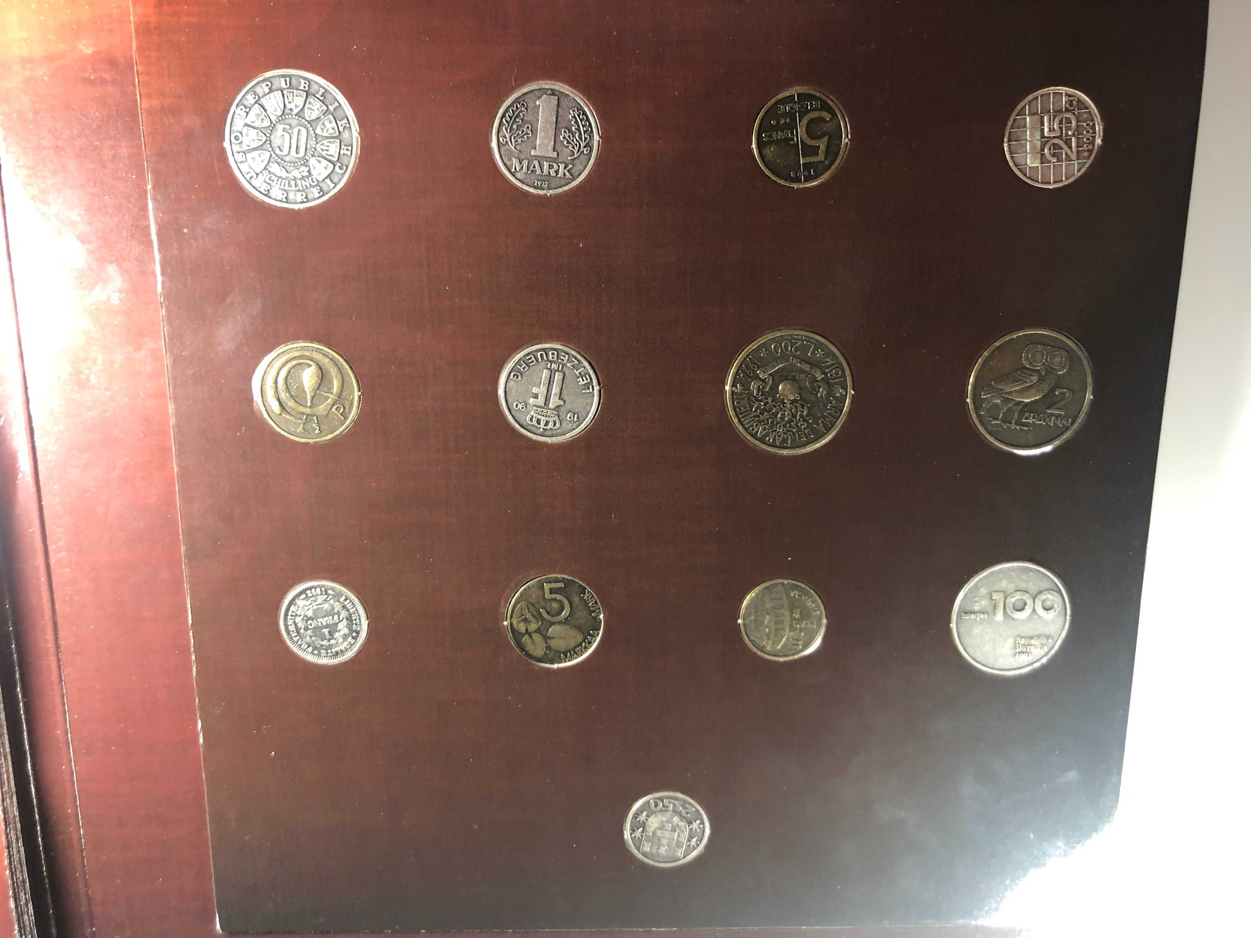 Livro com réplicas das moedas que desapareceram com o Euro