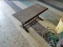 Mesa de madeira com pedra