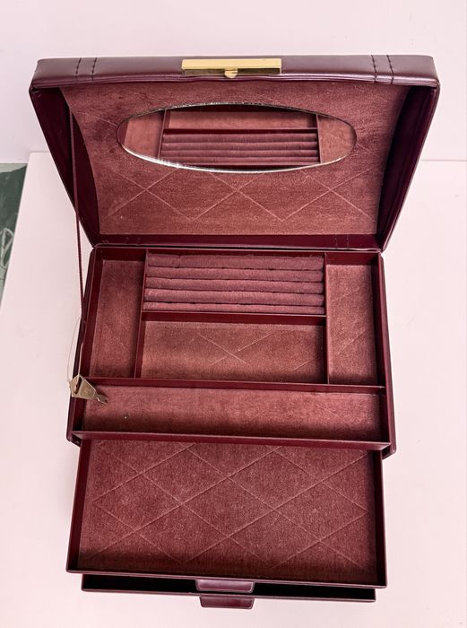 Kuferek na biżuterię