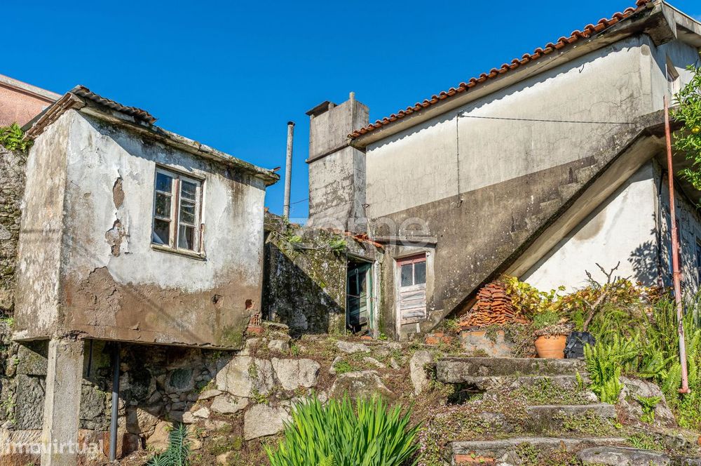 Moradia para restaurar em Perre