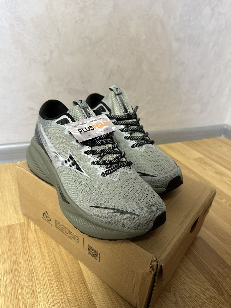 Кросівки Mizuno Astro Plus нові (28,5 см)