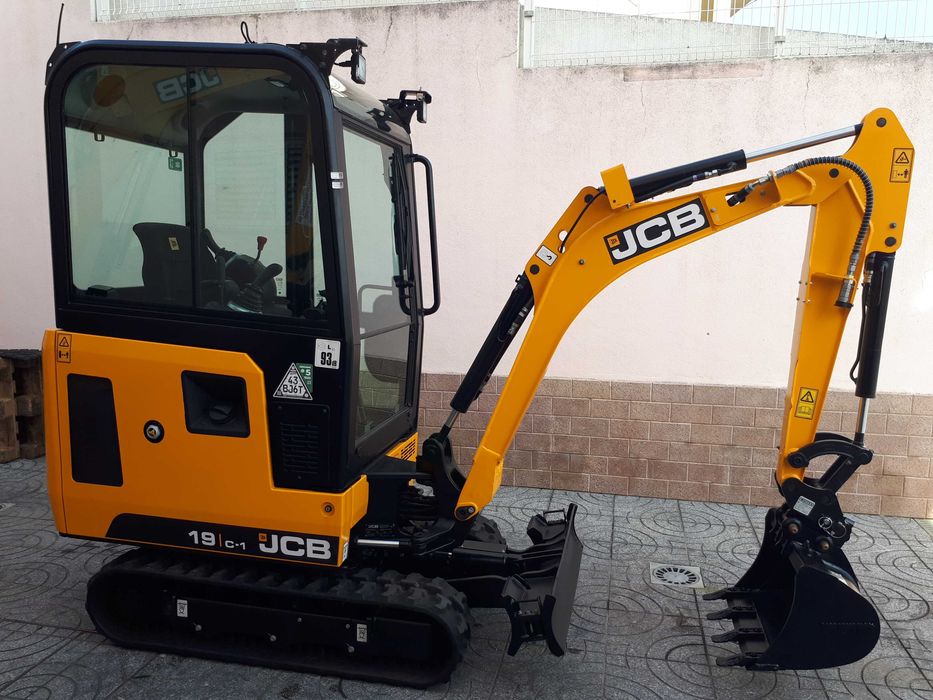Máquina Escavadora Giratória Hidráulica JCB 19C-1