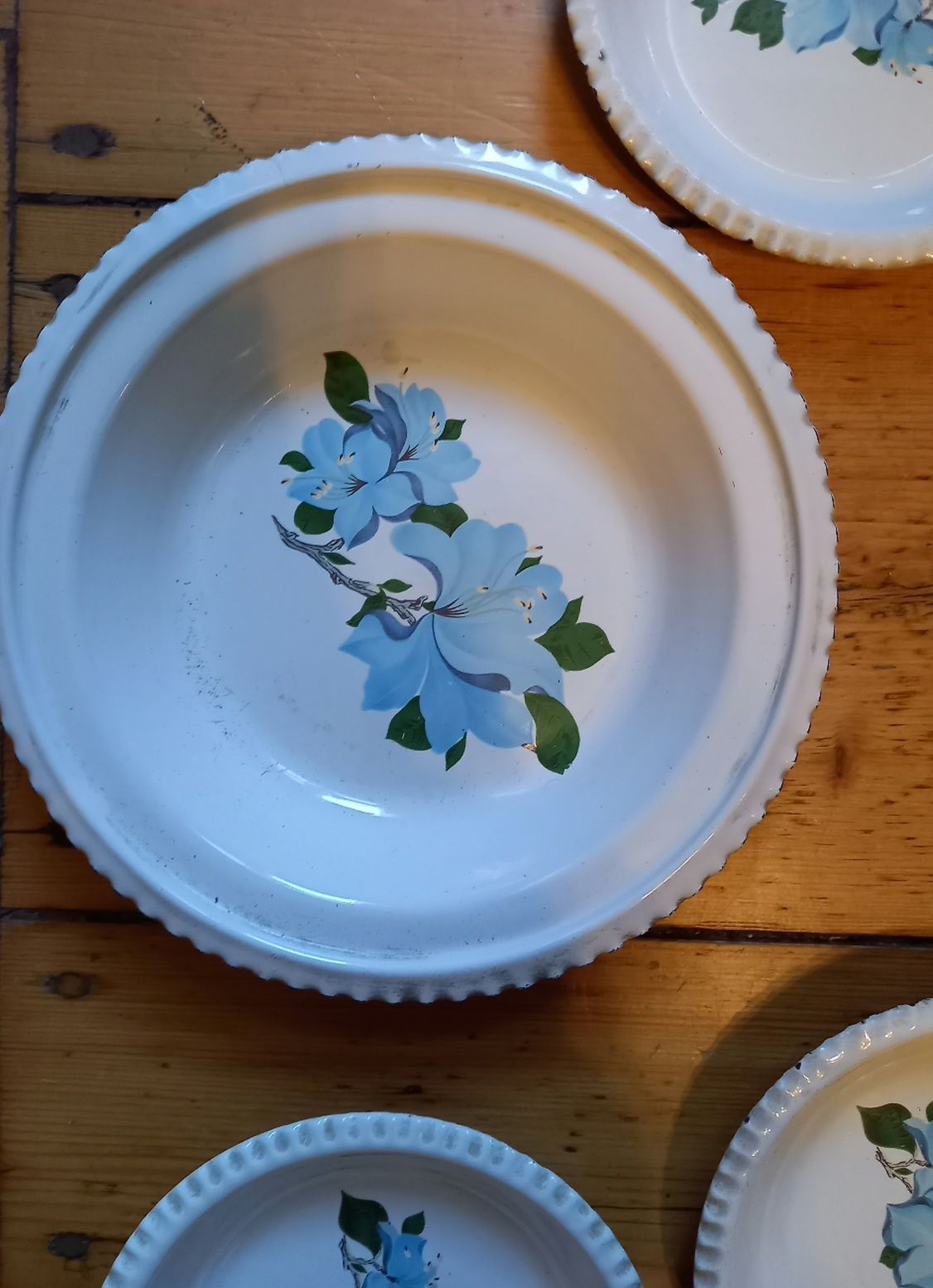 Talerze emaliowane z lat PRL białe cena za cały zestaw