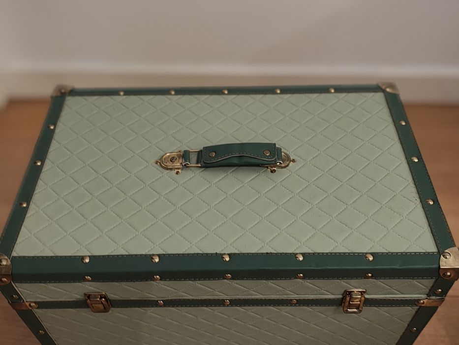 Baú verde elegante  com detalhes dourados tipo cofre