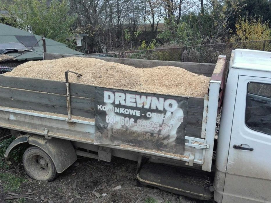zrębki drzewne ścinki kora trociny trot użyźnianie gleby  pod borówki