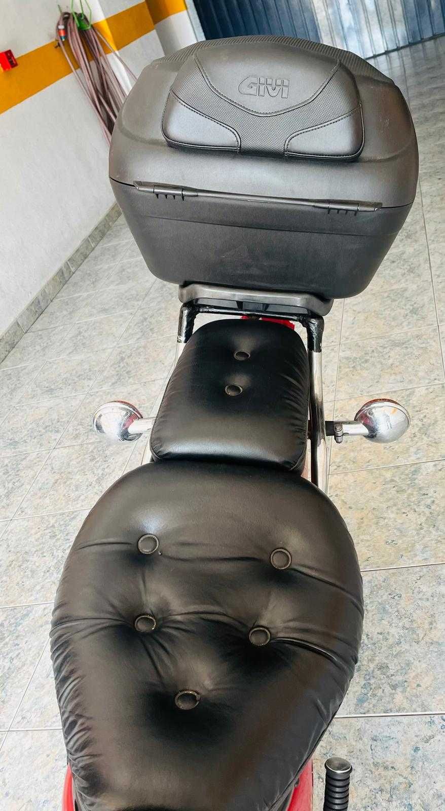 Yamaha Virago XV 250 de garagem
