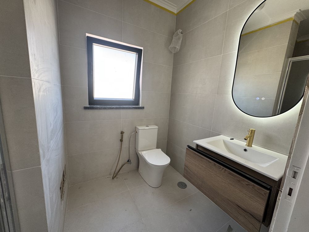 Moradia T4 nova com Jacuzzi, jardim privado e acabamentos de luxo