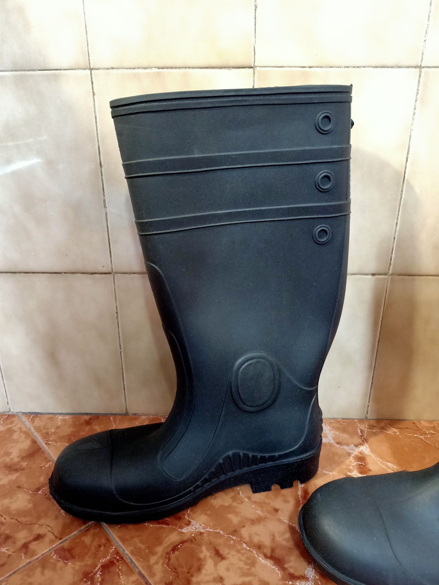 Botas de borracha NOVAS biqueira de aço n°40 chuva terra trabalho. Cam