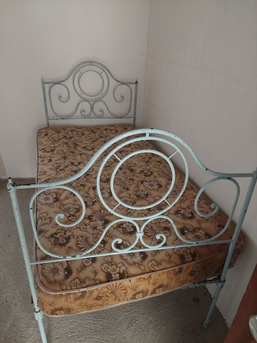 Cama antiga em ferro