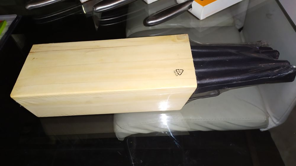 Conjunto novo de facas em base Madeira c/ suporte p/ pendurar