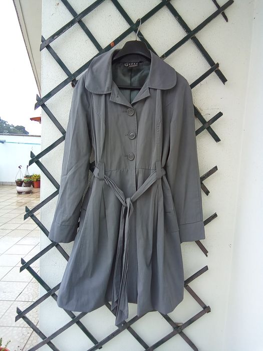 Gabardina cinza toda forrada
Aperta com botões e com molas
Tem cinto