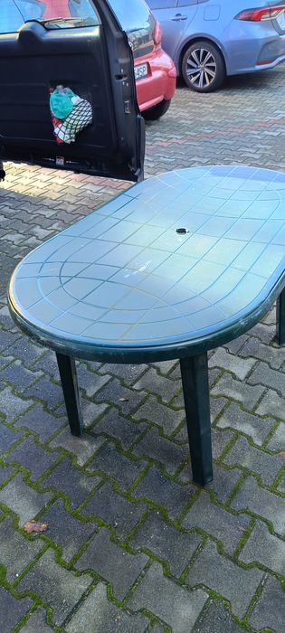 Stół ogrodowy zielony z otworem na parasol