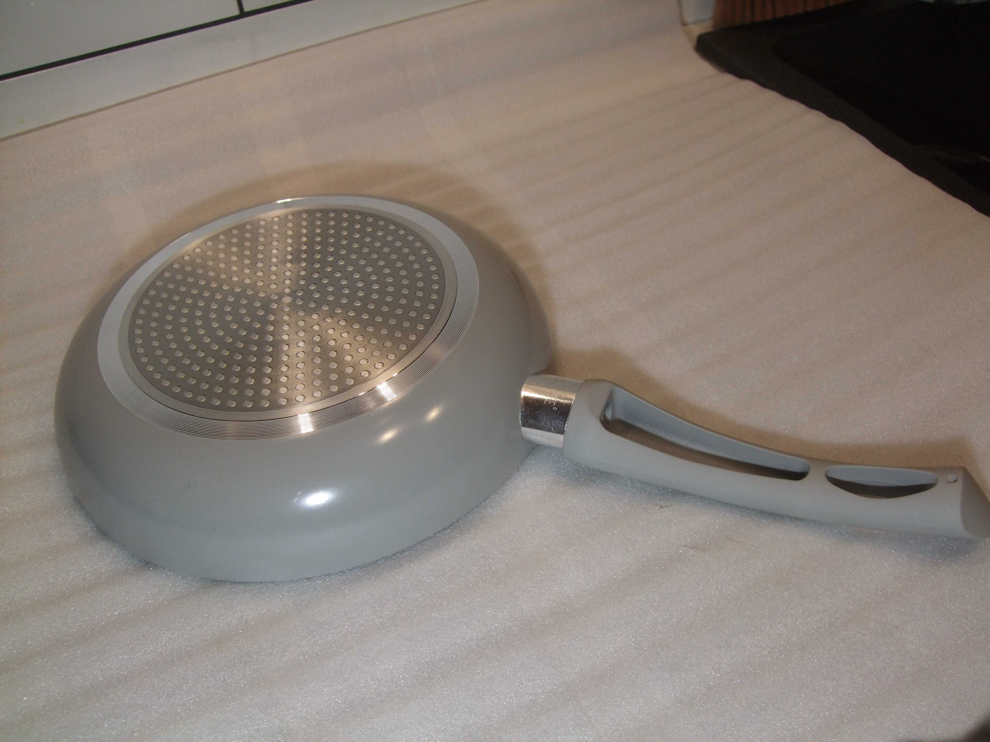 PATELNIA Z POWŁOKĄ NON-STICK (nieprzywierającą) 24cm Szara. SMUKEE