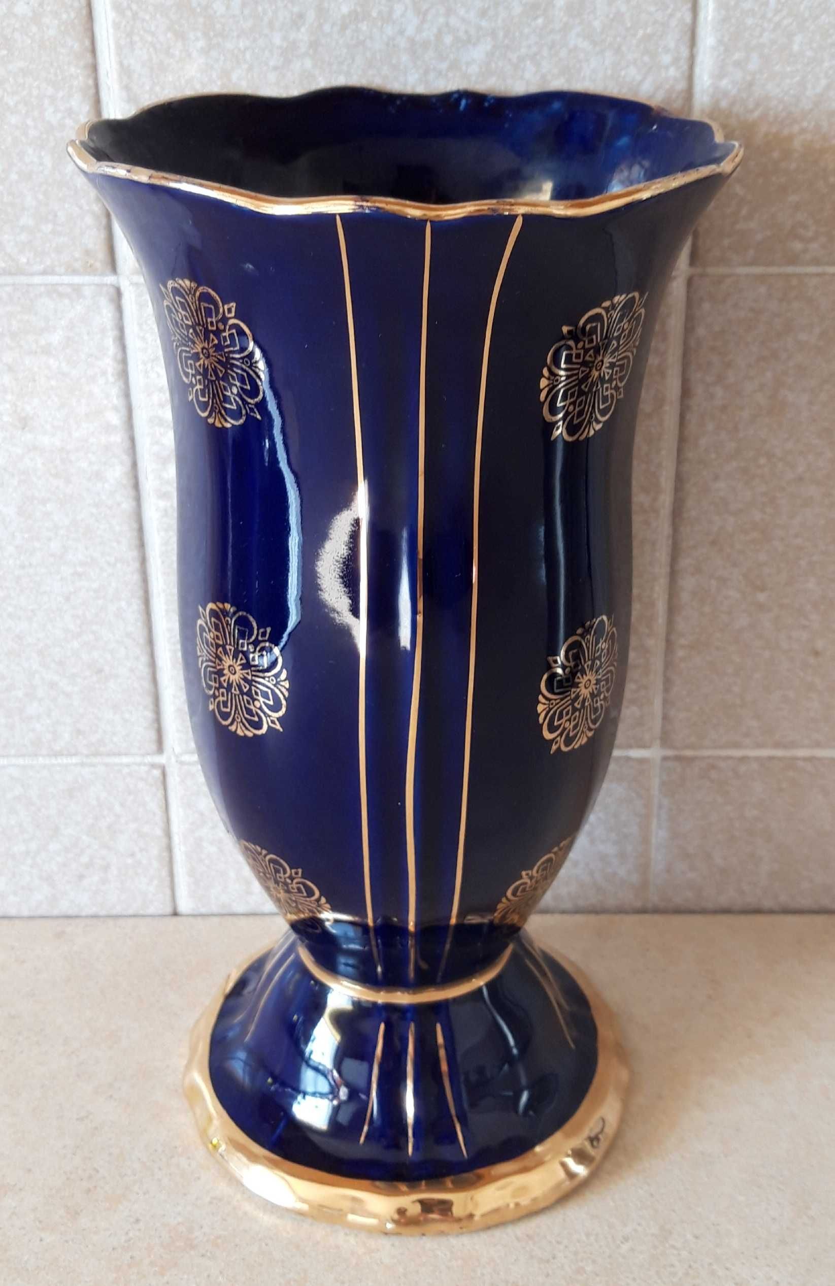 Kobaltowy wazon ze złoceniami Chodzież? porcelana PRL