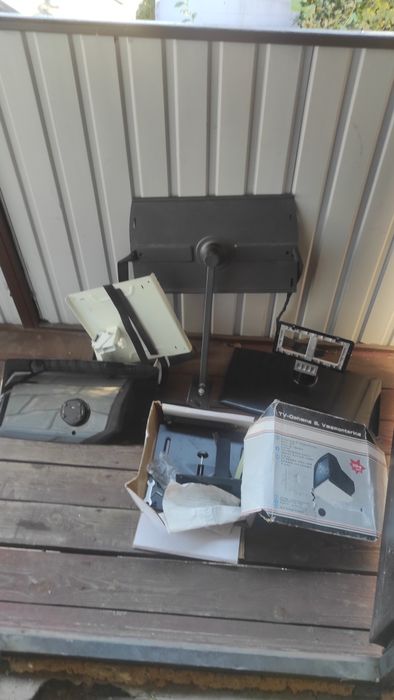 Два телевизора Deweeo ,CUTRONIC. Подставки под телевизор.