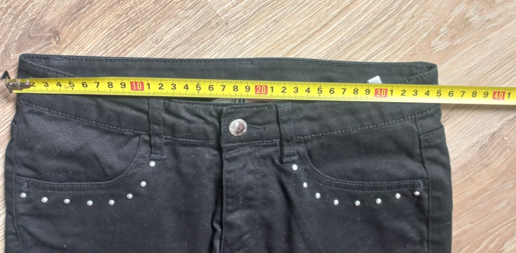 Czarne dziewczęce spodenki jeansowe/szorty by H&M.