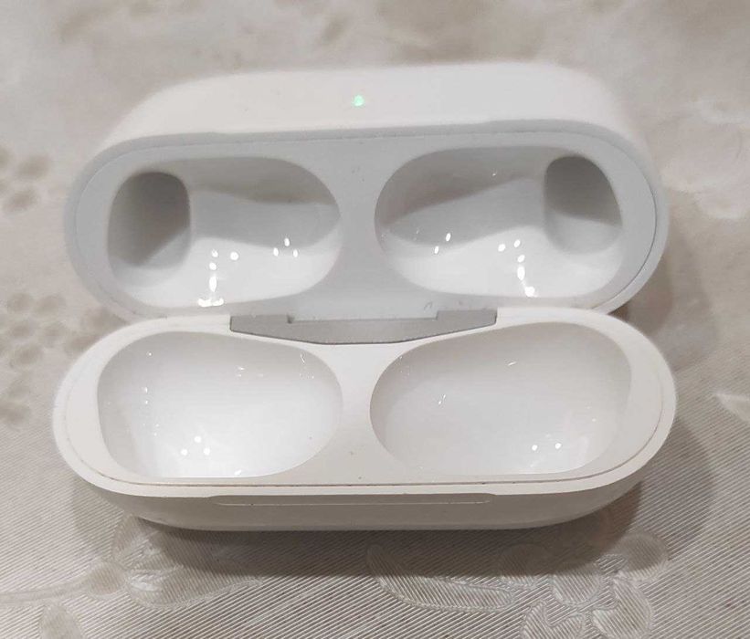Зарядний кейс для оригінальних навушників Apple AirPods Pro