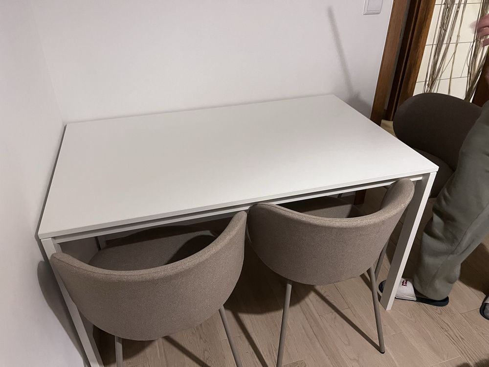 Conjunto de cadeiras e mesa