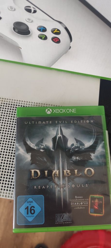 Xbox one s 1tb dwie gry 2pady pudelko