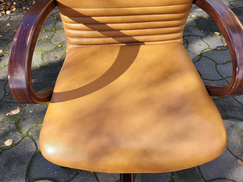 Fotel biurowy skórzany Nowy Styl Nowa z regulacją pochyłu idealny