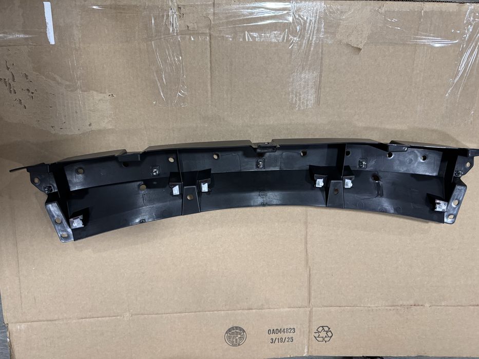 Honda Prologue центральне кріплення бампера