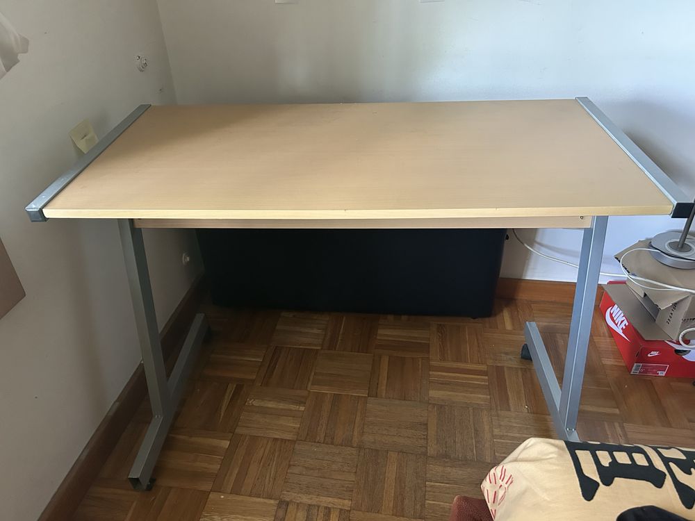 Mesa, secretária c/ roda em falta 100x48x72