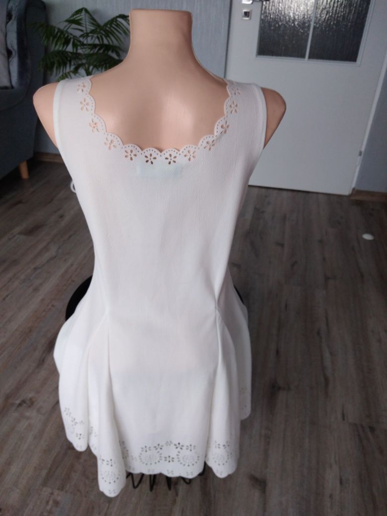 Krótka biała sukienka.
