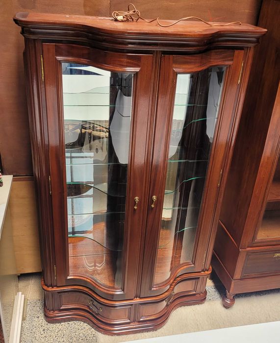 Excelente cristaleira em madeira maciça com prateleiras em vidro e f