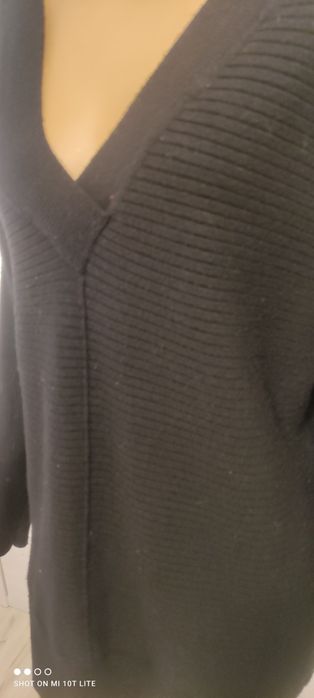 Sweter czarny z dekoltem V