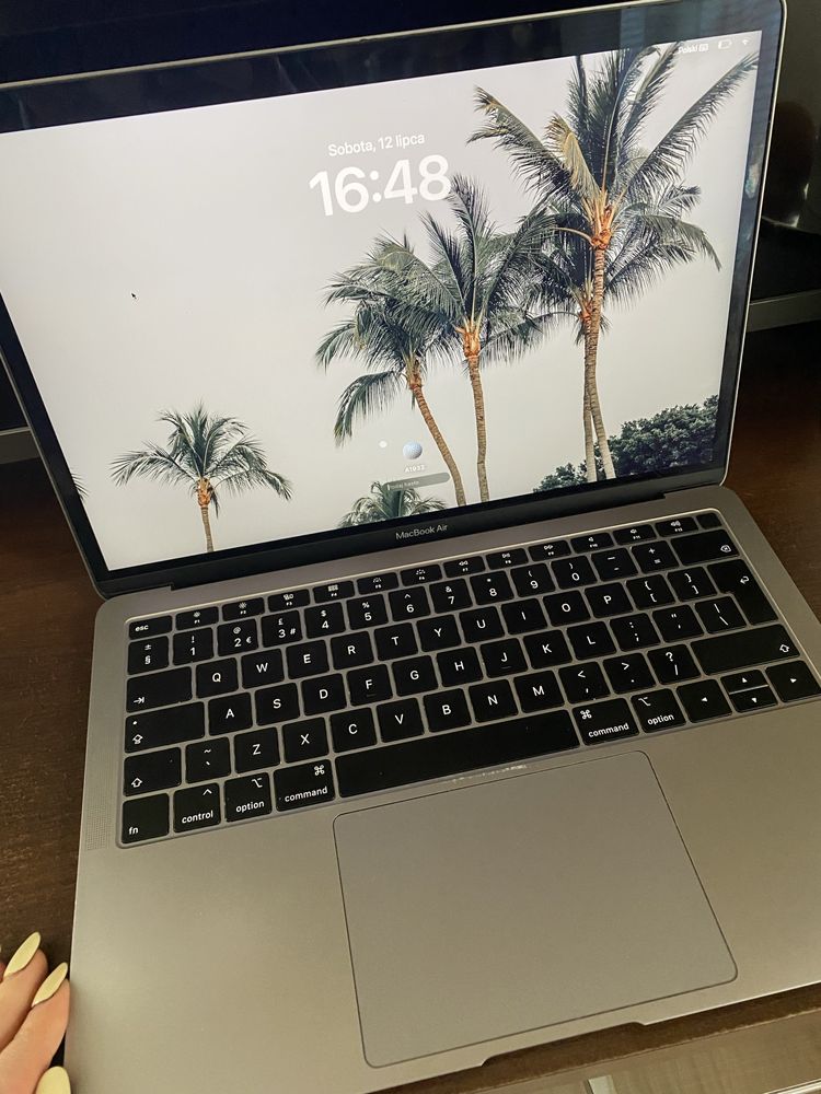MacBook 13.3” 2018 core i5 16Gb 128SSD / True Tone Retina