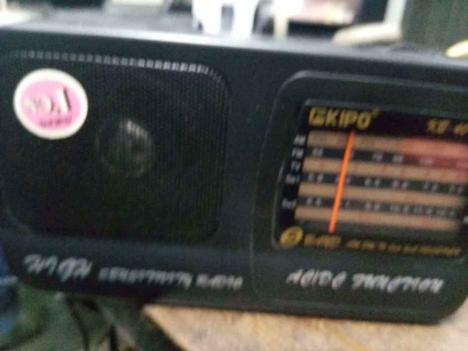 Радіоприймач грає гучно на батарейках і від кабеля