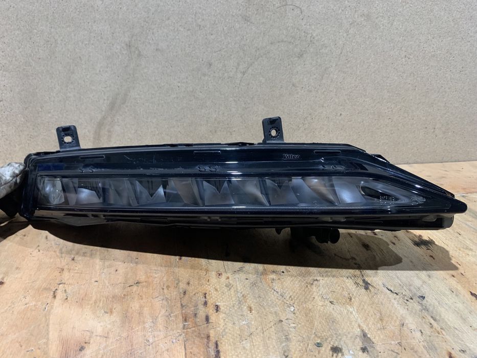 Skoda SuperB III 3 Lift halogen LED DRL prawy 3V0