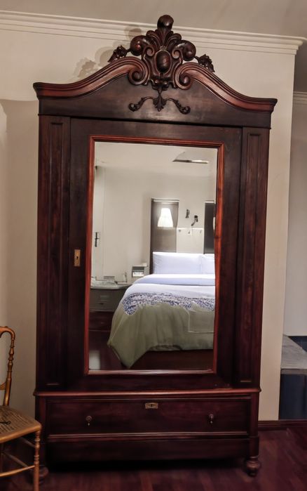 Roupeiro antigo com espelho