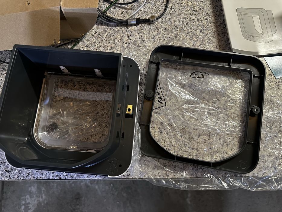 SureFlap - дверцята, клапан Sure Petcare з мікрочіпом для котів