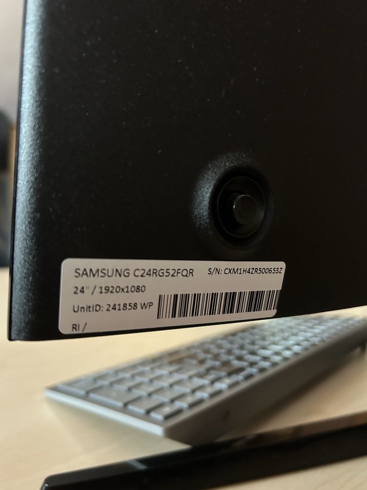Komputer stacjonarny gamingowy z monitorem i kartą sieciową