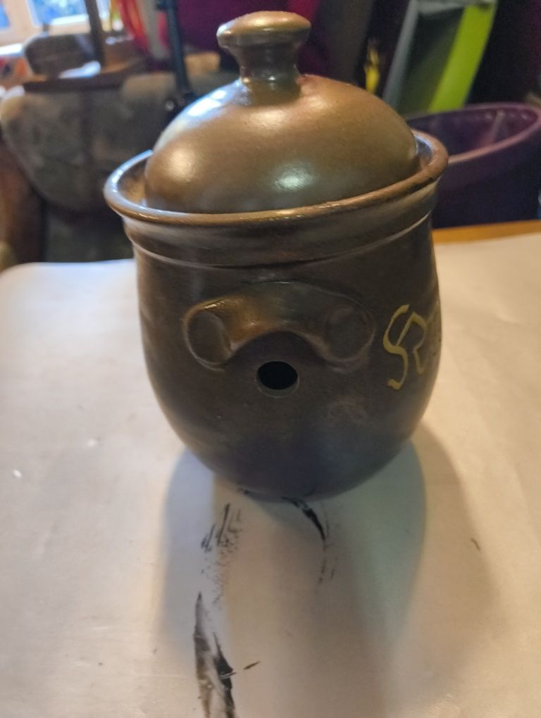 Ceramiczny pojemnik na czosnek