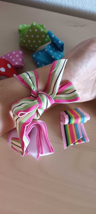 Relógio com 9 braceletes em tecido vários padrões