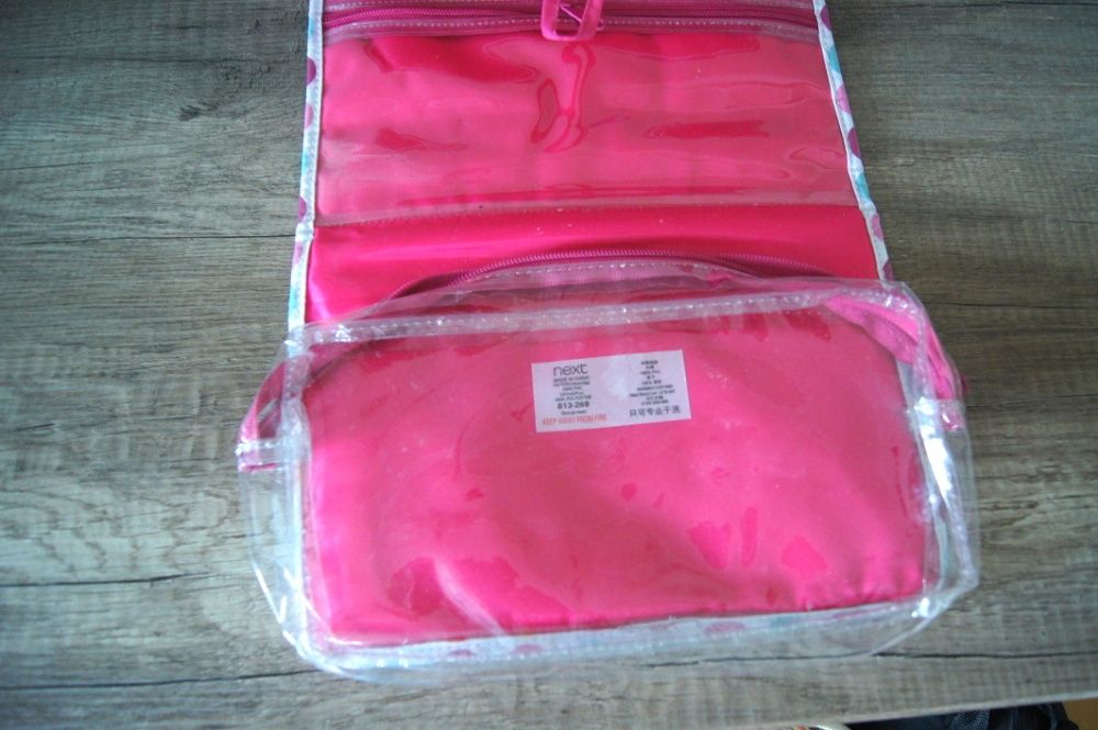 duża kompaktowa kolorowa różowa kosmetyczka pakowna w kropki wzorki